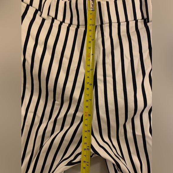 H&M white/navy pinstriped stretchy flat front slacks size 8 (fits like a 5) - Picture 9 of 9